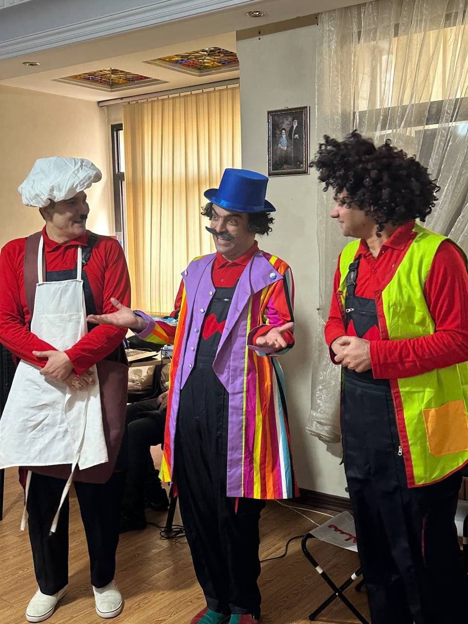 آشنایی با بیمه به همراه تماشای تئاتر درسالن مدرسه مدادرنگی