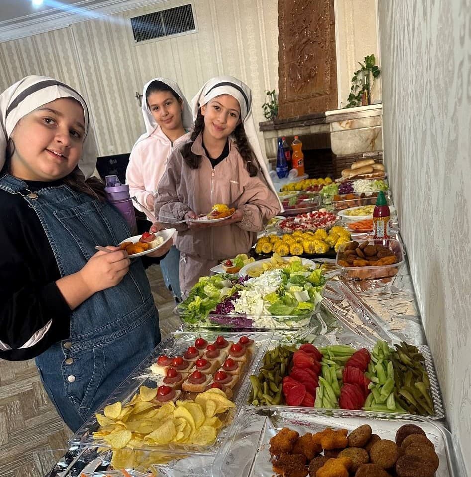 اردوی کمپ درون مدرسه ای و پذیرایی ناهار از دانشآموزان عزیز